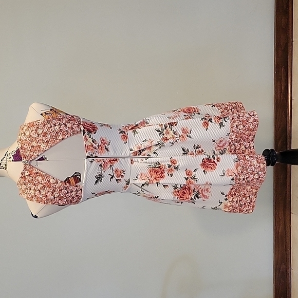 REWIND Floral Dress. Zips Up The Back With 2 Buttons. Size Small - Picture 3 of 8